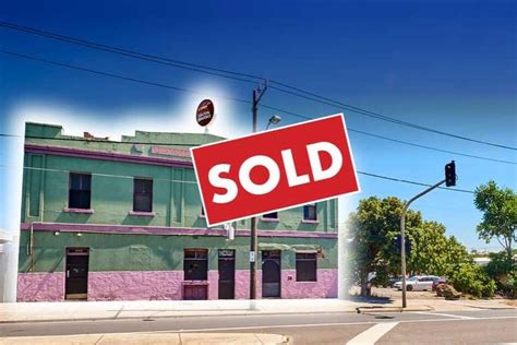 the commercial hotel yarraville.
